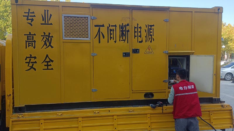 普安柴油发电机组和UPS电源配合使用时，如何避免切换过程中的电力中断？